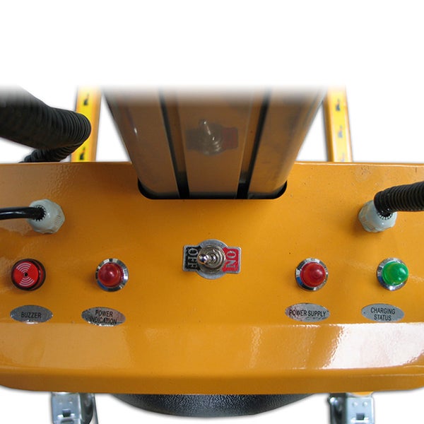 Detailansicht einer gelben Industriemaschine mit Schaltern, Anzeigen und Kabeln.