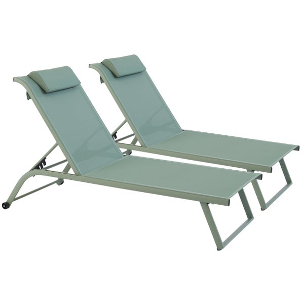Zwei salbeigrüne Gartenliegen mit verstellbarer Rückenlehne, Textilbespannung, integriertem Kopfkissen und Rollen.