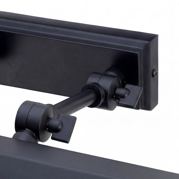 Detail einer justierbaren, schwarzen Wandleuchte