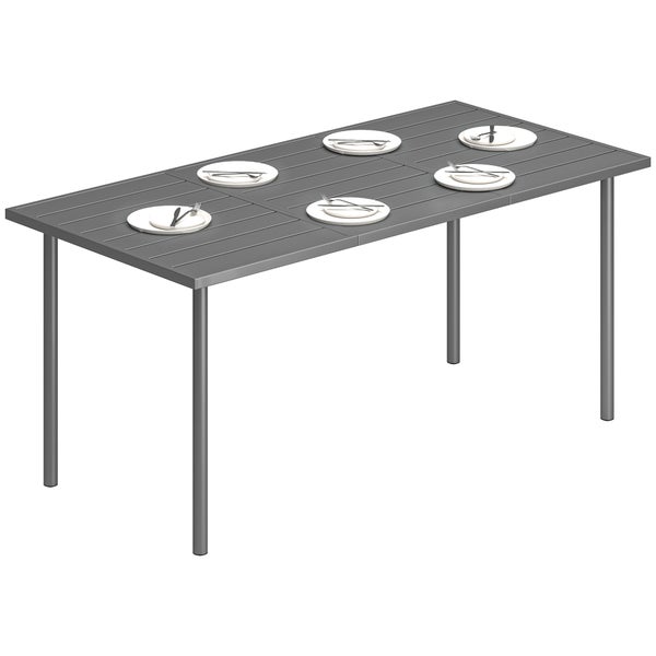 Metall-Gartenbistro-Set für Außenbereich, Terrasse oder Balkon mit rundem Tisch und verzierten Stühlen. Paar sitzt bei Getränken im hellen Garten.