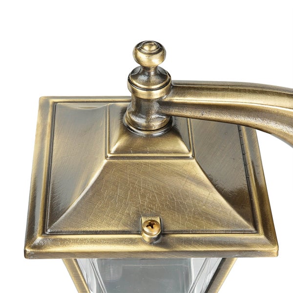 Detailansicht einer bronzefarbenen Außenleuchte mit quadratischer Form