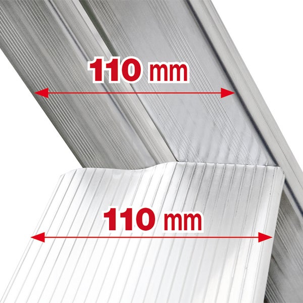 Detailaufnahme einer Aluminiumleiter mit der Breitenangabe 110 mm.