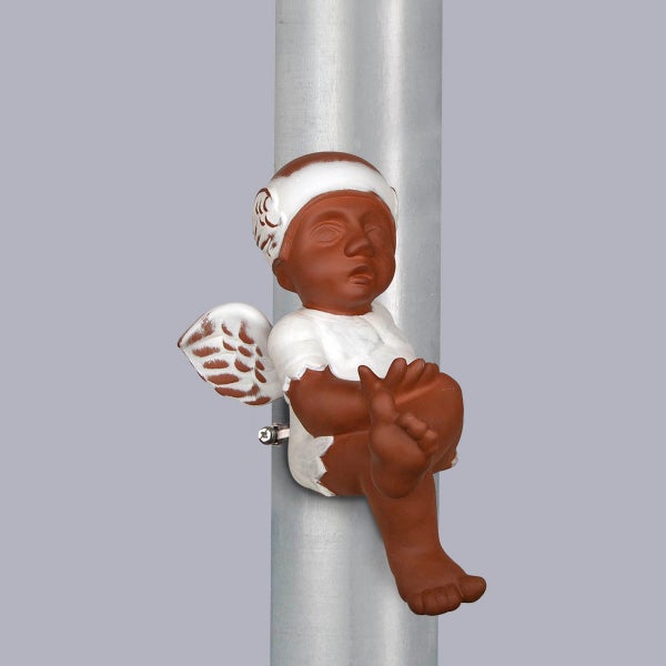 Dekorative Gartenfigur eines sitzenden Engels zur Montage an einem Regenrohr.