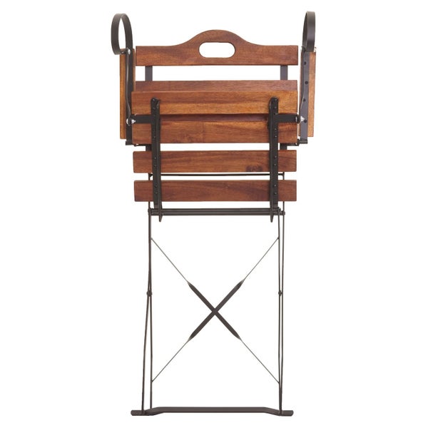 Zusammengeklappter Gartenstuhl aus Holz und Metall