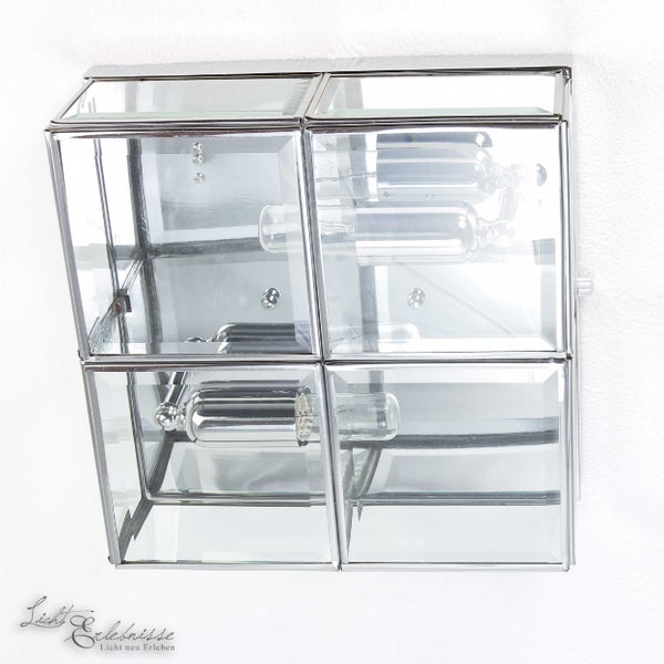 Wandleuchte mit Glasgehäuse und Glühbirnen