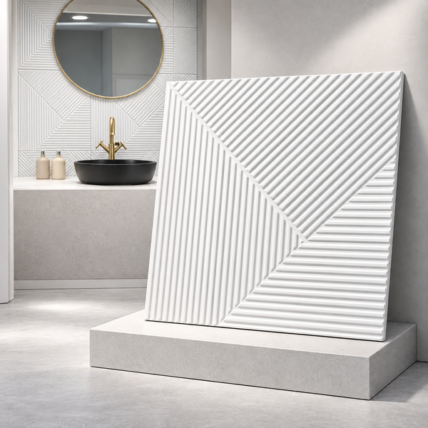 Quadratische Wandfliese mit geometrischem Streifenmuster in modernem Badezimmerambiente