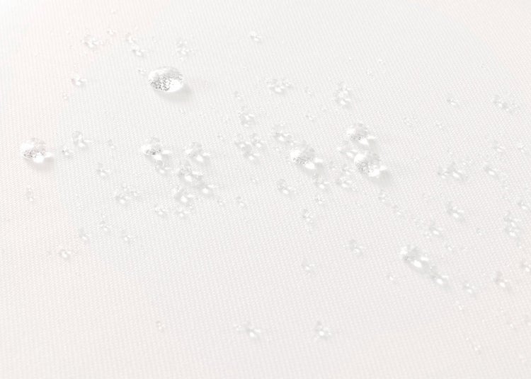 Wassertropfen auf wasserabweisendem Stoff