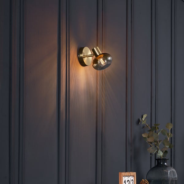 Wandleuchte mit Glaskugel vor einer Wand