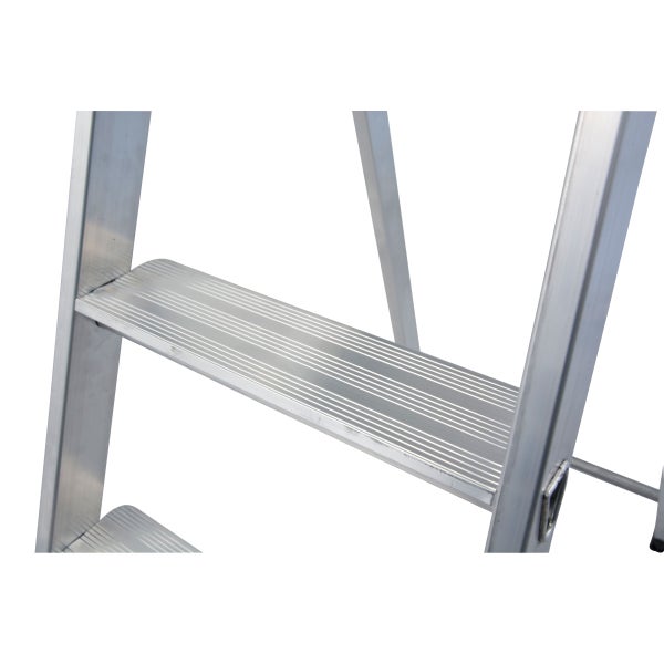 Detailaufnahme einer Aluminium-Trittleiter mit geriffelten Stufen für sicheren Halt