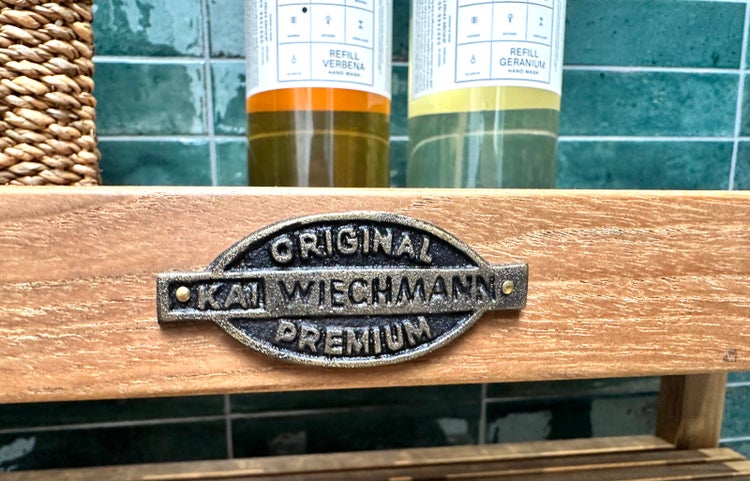 Kai Wiechmann Logo auf einem Regal mit Nachfüllpackungen für Handseife