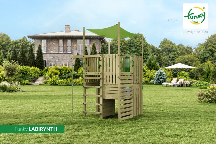 Hölzerner Spielturm Funky Labirynth mit Kletterseil, Leiter und grünem Sonnendach auf einer großzügigen Rasenfläche vor einem Steinhaus.