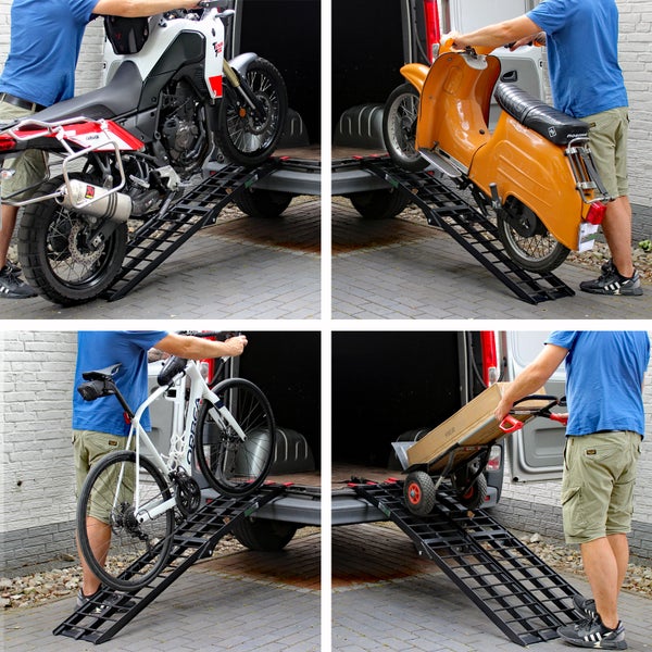 Mehrfachansicht einer Auffahrrampe mit Motorrad, Moped, Fahrrad und Sackkarre beim Verladen in einen Transporter.