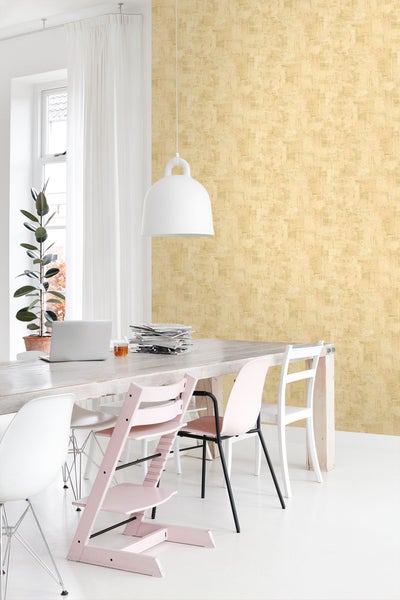 Heller Raum mit Esstisch, Stühlen und gemusterter Tapete