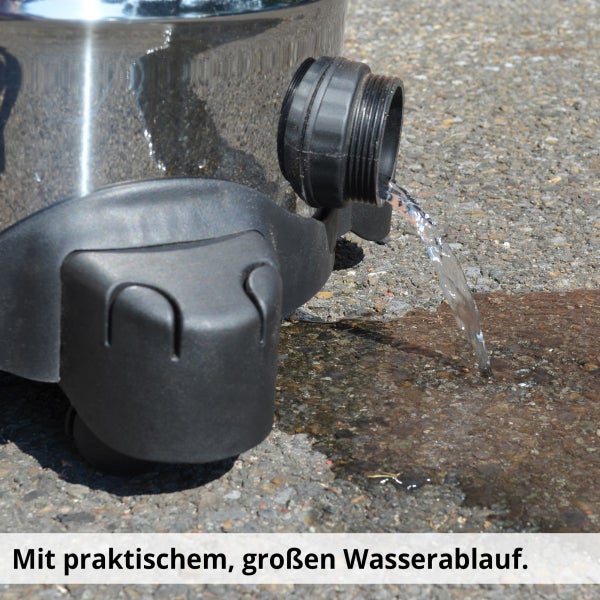 Nass-Trockensauger mit einem großen Wasserablauf und abfließendem Wasser auf dem Boden.