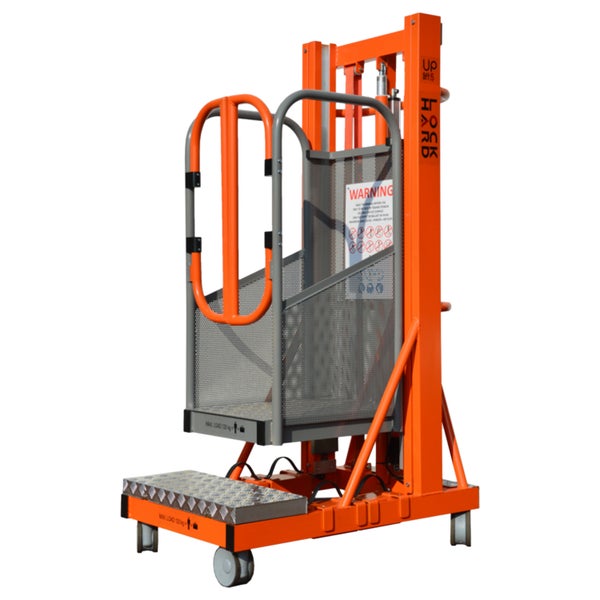 Mobiler orangefarbener Personenlift Lockhard Up Lift 5 mit Sicherheitskorb aus Metall, Lockhard Logo.