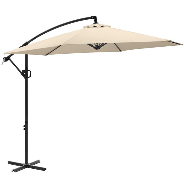 Beige Ampelschirm mit schwarzem Gestell, Kurbel und Plattenständer für den Garten oder die Terrasse.