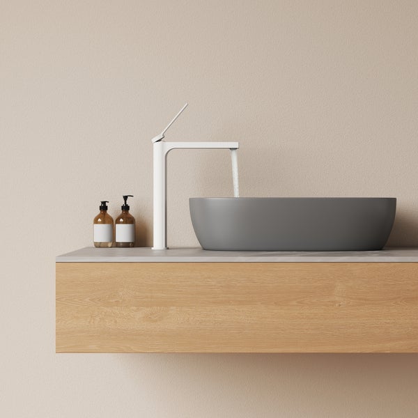 Badezimmer mit Aufsatzwaschbecken, Einhebelmischer und Waschtischplatte mit Holzoptik-Front.