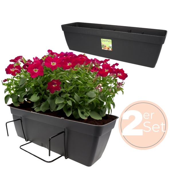 Zwei graue Balkonkästen, einer bepflanzt mit roten Blumen, mit Halterung
