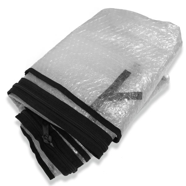 Zusammengefaltete Schutzhülle aus Luftpolsterfolie mit schwarzem Reißverschluss für den Winterschutz von Pflanzen.