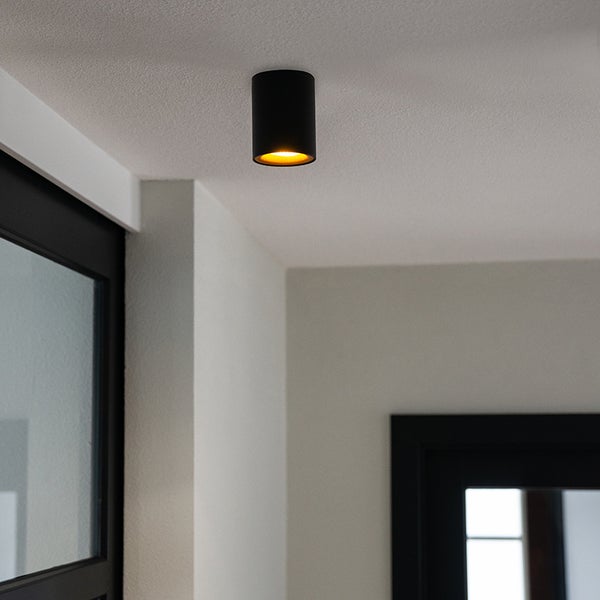 Schwarze Deckenleuchte im Innenraum.