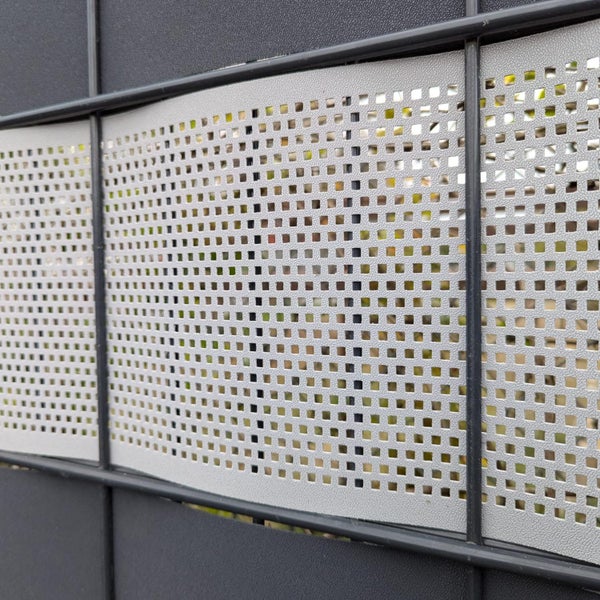 Detailansicht eines Zaunelements mit quadratischen Löchern