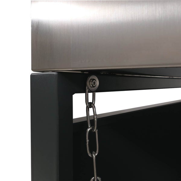 Detailansicht eines Grills mit Edelstahlhaube und einer Kette zur Höhenverstellung des Grillrosts.