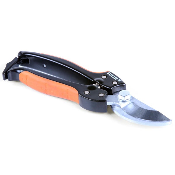 Fuxtec Gartenschere mit Metallklingen und Kunststoffgriffen in Schwarz und Orange.