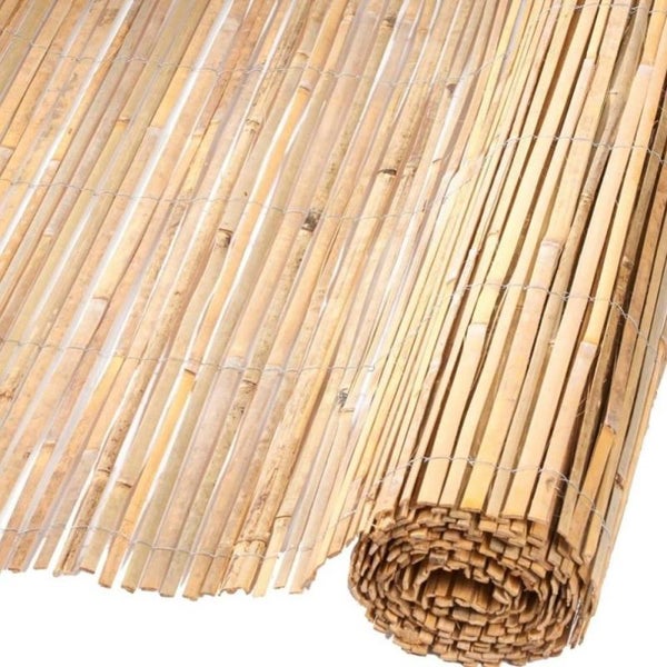 Wohnzimmer mit Sofa, Kissen, Teppich und dekorativen Elementen für eine gemütliche Atmosphäre.