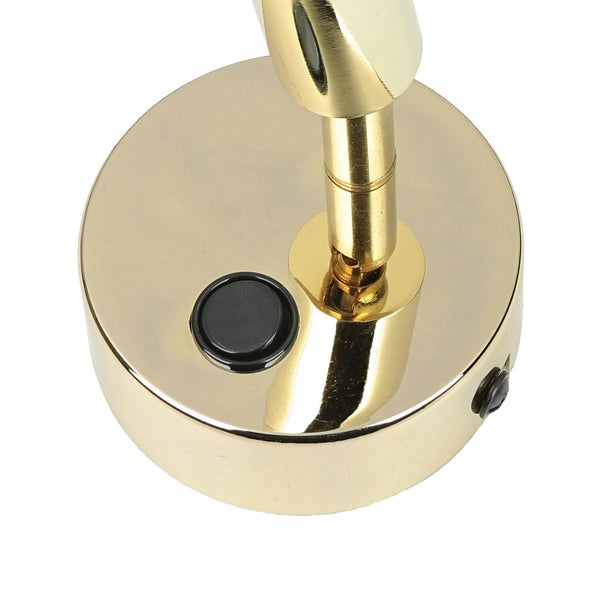 Nahaufnahme einer goldenen Wandleuchte mit rundem Sockel und schwarzem Schalter