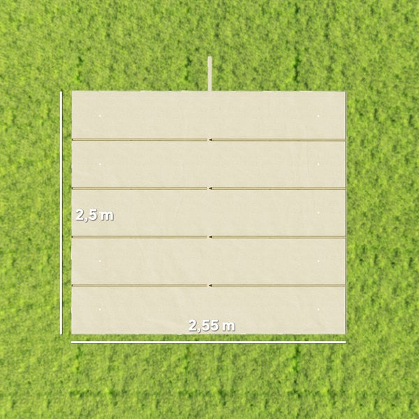 Beige Unterlage mit Abmessungen von 2,5 mal 2,55 Meter auf einer Rasenfläche.