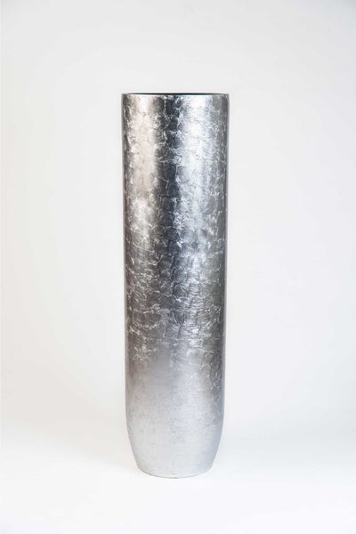 Hohe zylindrische Bodenvase mit strukturierter Oberfläche in Silber Optik.