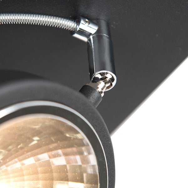 Detailansicht eines schwarzen Deckenspots mit Leuchtmittel