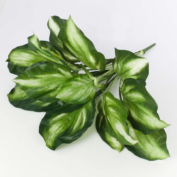 Künstliche Hosta-Blätter mit grün-weißem Muster und grünem Stiel.