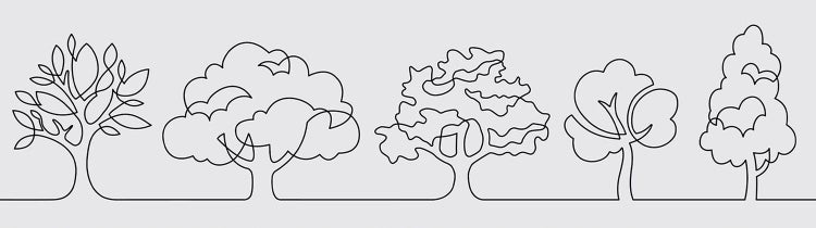 Moderner, heller Wohnraum mit einer Tapetenbordüre mit Baumzeichnungen, einem Holzsessel mit weißem Kissen und einem minimalistischen Beistelltisch.
