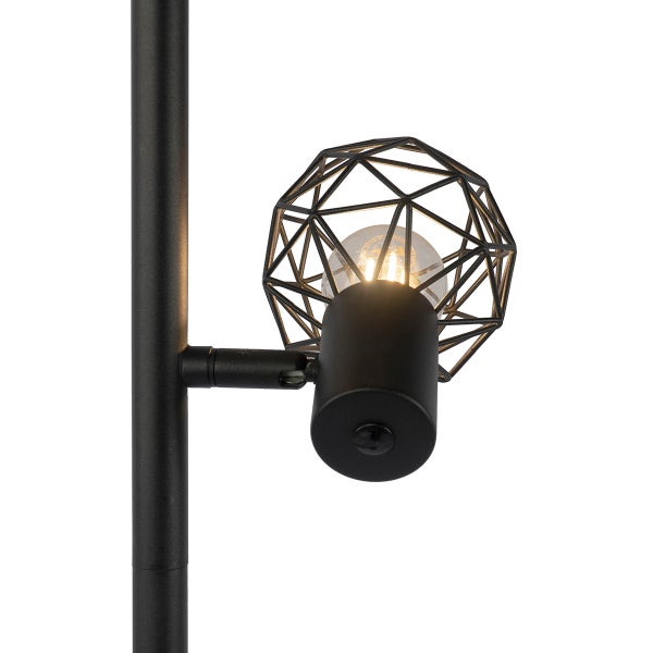 Detail einer schwarzen Stehlampe mit geometrischem Lampenschirm