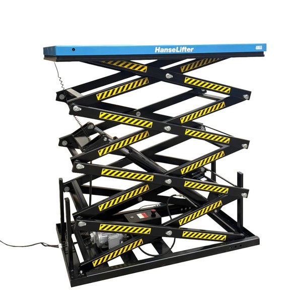 HanseLifter stationärer Hubtisch mit Dreifach-Scherenmechanismus, schwarzes Gestell mit gelb-schwarzen Warnstreifen und blauer Plattform.