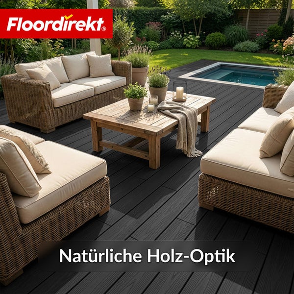 Terrasse mit Holzoptik und Gartenmöbeln sowie kleinem Pool