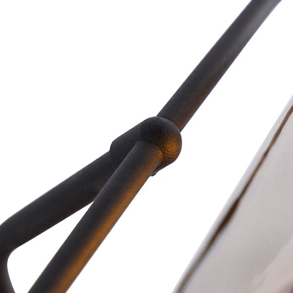 Detailaufnahme einer schwarzen Metallrohrverbindung