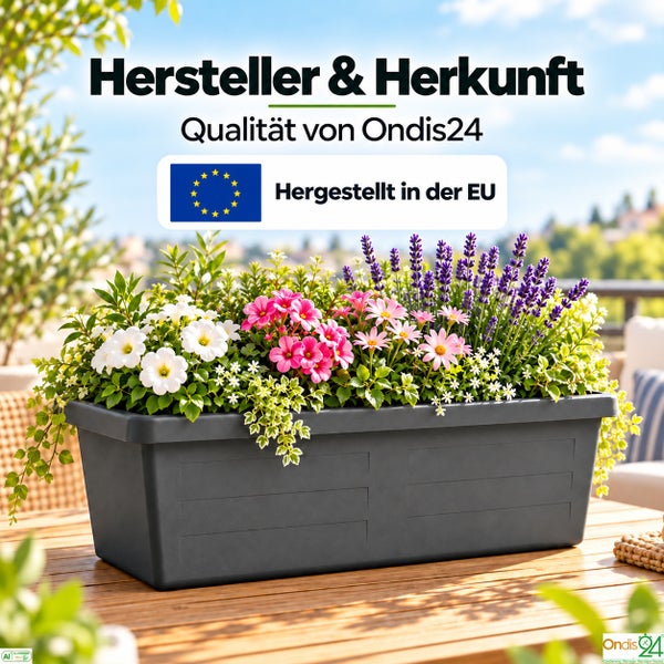 Ein rechteckiger Kunststoff Blumenkasten bepflanzt mit Blumen auf einem Holztisch mit Informationen zur Herstellung in der Europaeischen Union
