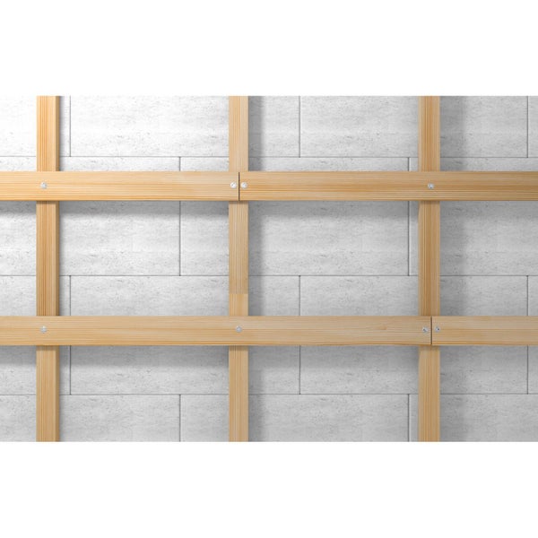 Holzlattenkonstruktion vor einer Betonwand