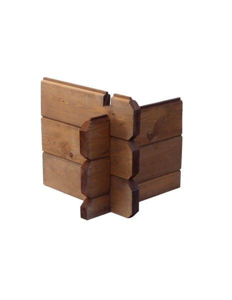 Eckverbindung aus braun gebeizten Holzbohlen fuer ein Gartenhaus im Blockhausstil.