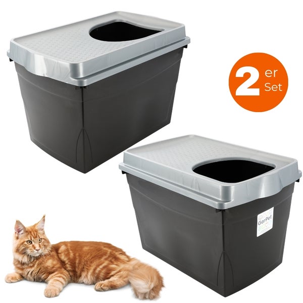 Zwei Katzentoiletten mit Deckel und einer Katze