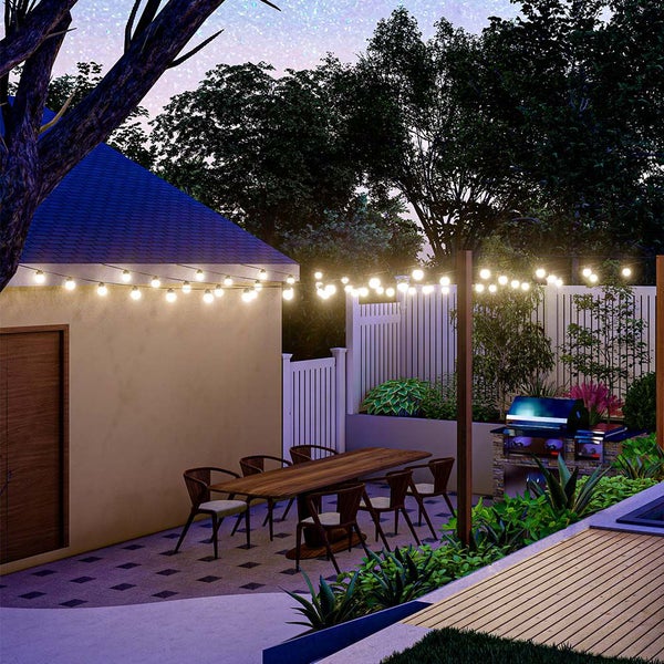 Beleuchteter Garten mit Esstisch und Grill