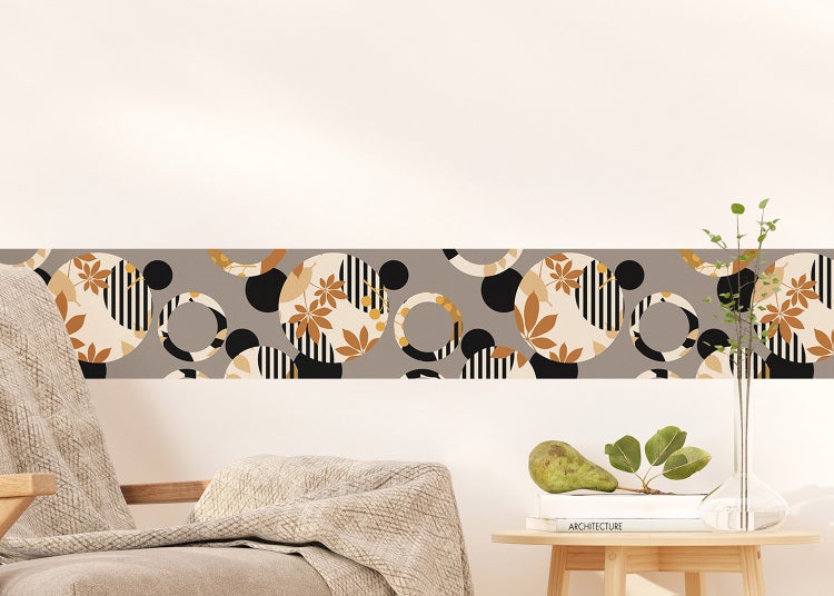 Tapetenborte mit einem Muster aus überlappenden Kreisen und Ringen mit Blattmotiven und vertikalen Streifen.