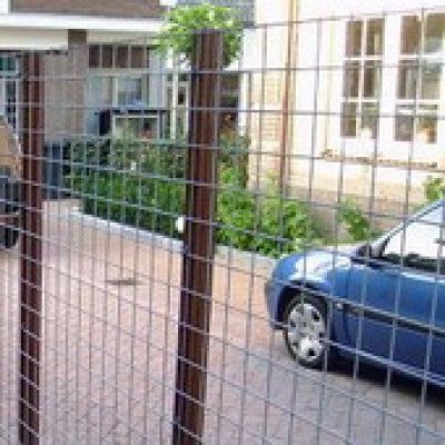 Maschendrahtzaun mit Metallpfosten im Gartenbereich