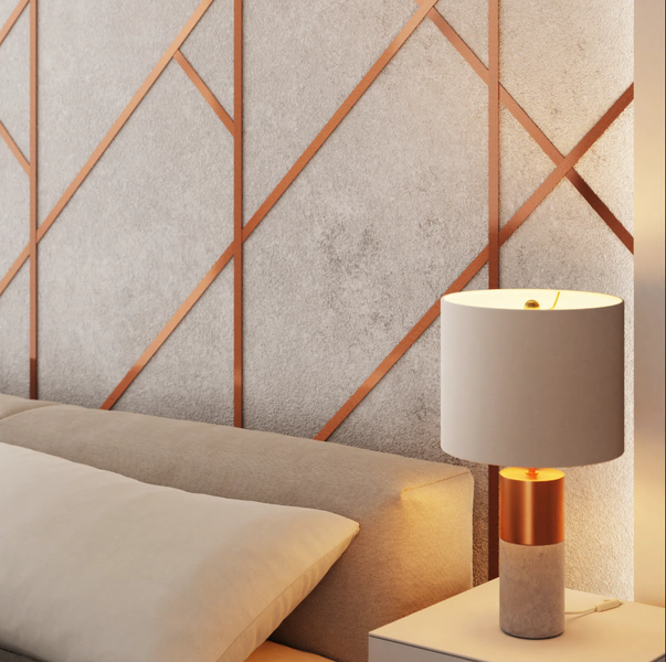 Schlafzimmerszene mit Bett, Nachttisch und Tischlampe