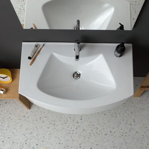 Aufsicht auf ein Waschbecken mit Armatur, Seife, Zahnbürste und Zahncreme