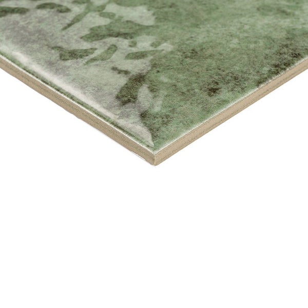 Wandfliese mit glänzender Oberfläche in Steinoptik