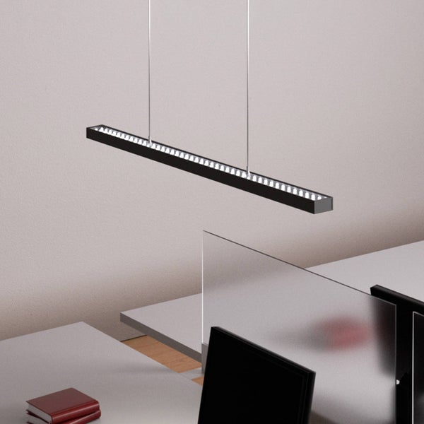 Schwarze LED-Pendelleuchte in linearem Design über einem modernen Büroarbeitsplatz mit Schreibtischen und Monitor.