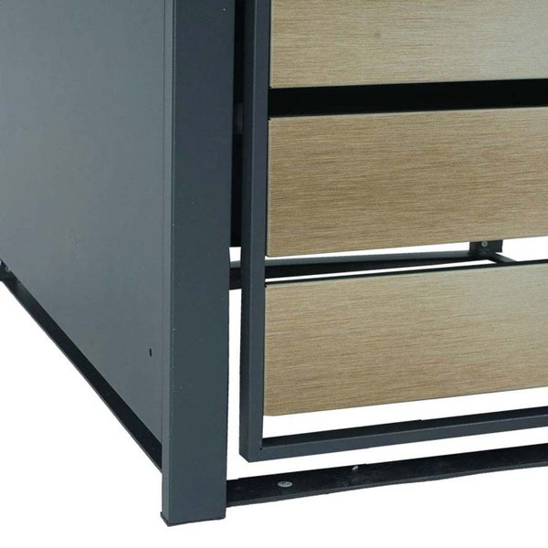 Detailansicht eines Gartenmöbelstücks mit Holzverkleidung und Metallrahmen.